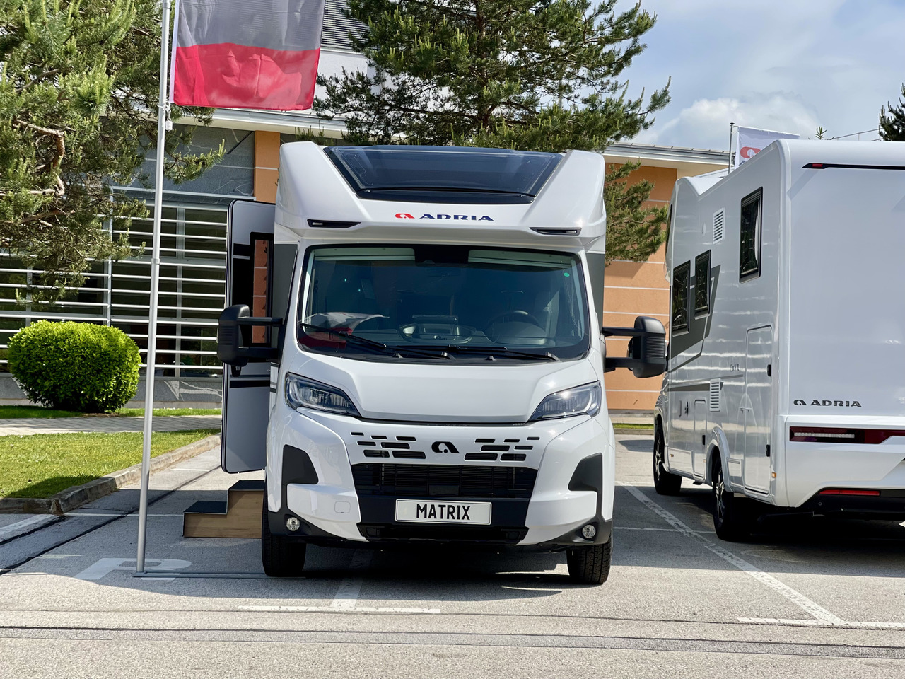 ADRIA Matrix axess 650SL - Half integraal camper: afbeelding 1 ADRIA Matrix axess 650SL - Half integraal camper: afbeelding 1