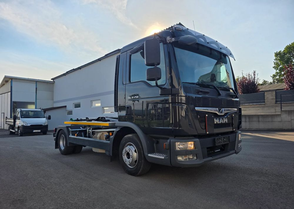 MAN TGL 12.250 nowe urządzenie hakowe SKIBICKI HKS 8/3300 ATEGO / TGM - Haakarmsysteem vrachtwagen: afbeelding 1 MAN TGL 12.250 nowe urządzenie hakowe SKIBICKI HKS 8/3300 ATEGO / TGM - Haakarmsysteem vrachtwagen: afbeelding 1