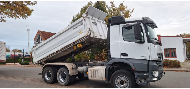 Mercedes-Benz 2648 3348 - Kipper vrachtwagen: afbeelding 2 Mercedes-Benz 2648 3348 - Kipper vrachtwagen: afbeelding 2