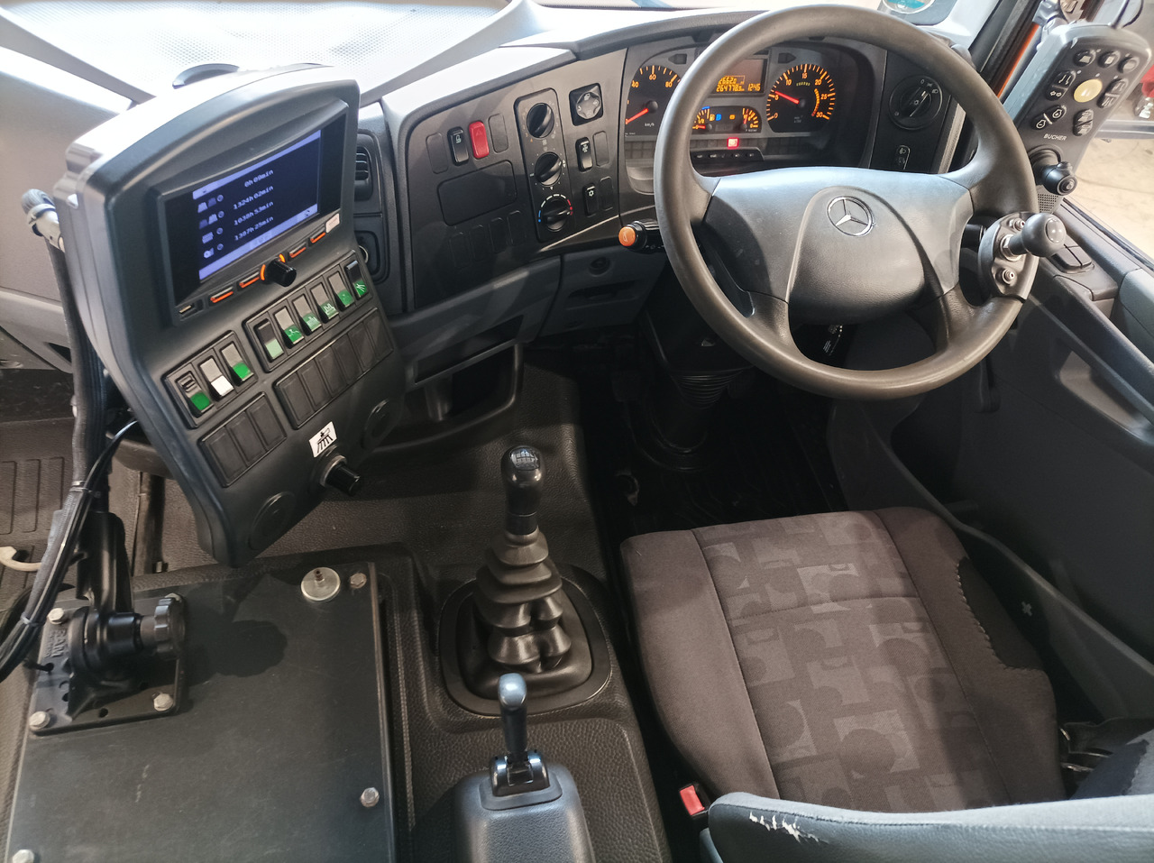 Veegwagen MERCEDES-BENZ Atego 1018 Zamiatarka Kehrmaschine BUCHER Szczotki L/R PM10 2 Silniki 2012r: afbeelding 30