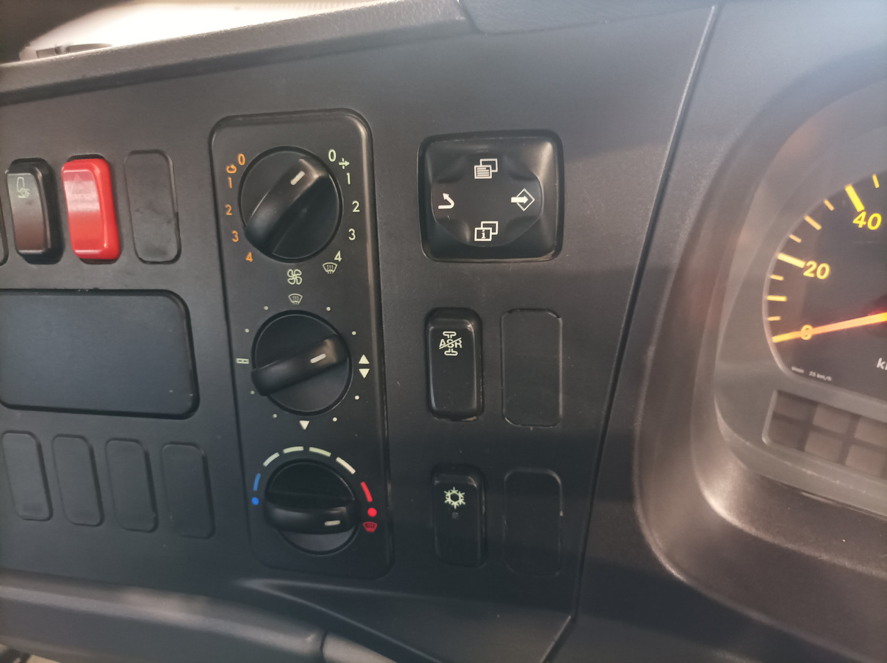 Veegwagen MERCEDES-BENZ Atego 1018 Zamiatarka Kehrmaschine BUCHER Szczotki L/R PM10 2 Silniki 2012r: afbeelding 25