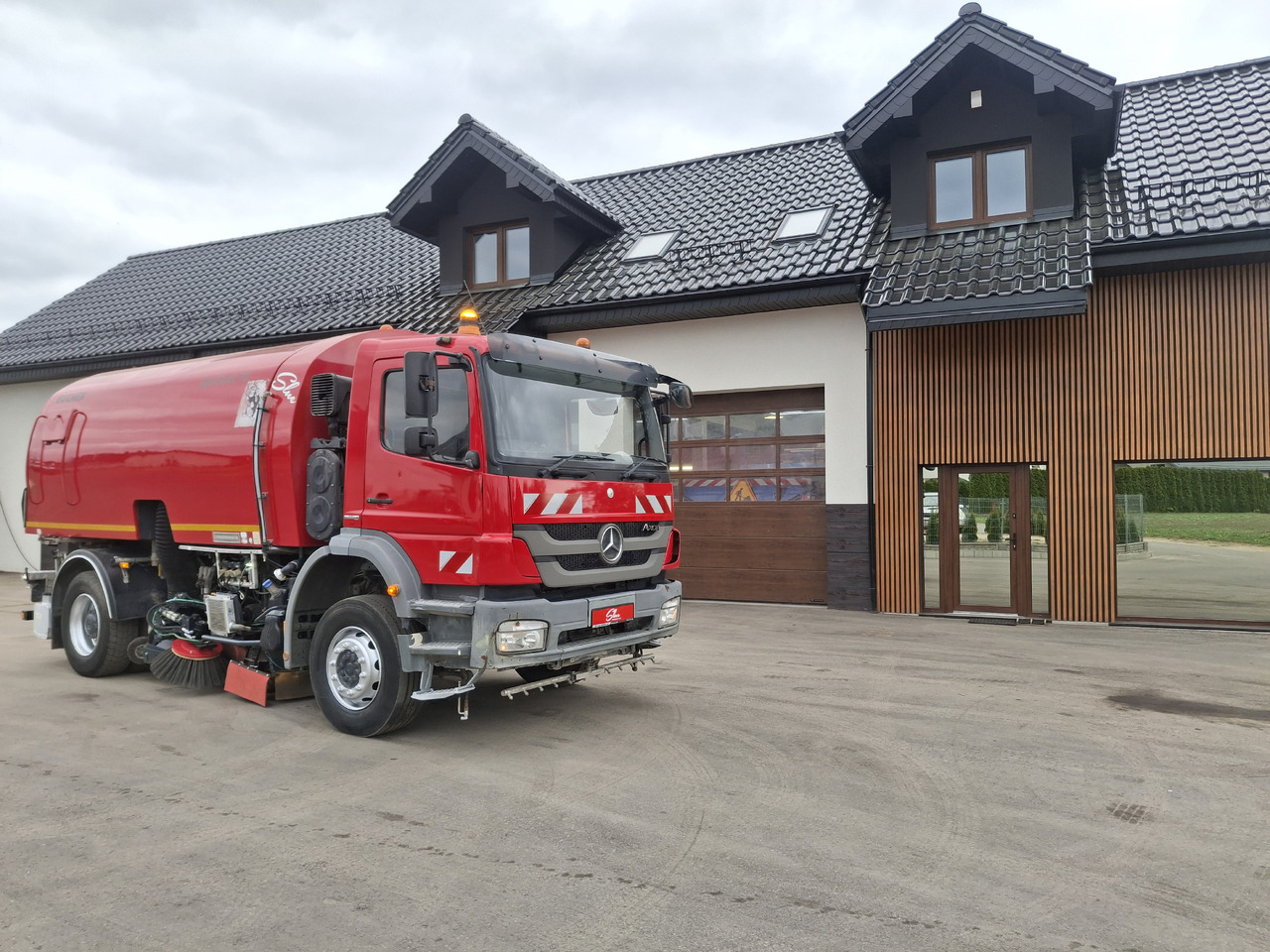 MERCEDES-BENZ Axor 1829 Zamiatarka Kehrmaschine BUCHER 2 Motoren Karcher PM10 Odchwaszczarka Sweeper - Veegwagen: afbeelding 1 MERCEDES-BENZ Axor 1829 Zamiatarka Kehrmaschine BUCHER 2 Motoren Karcher PM10 Odchwaszczarka Sweeper - Veegwagen: afbeelding 1