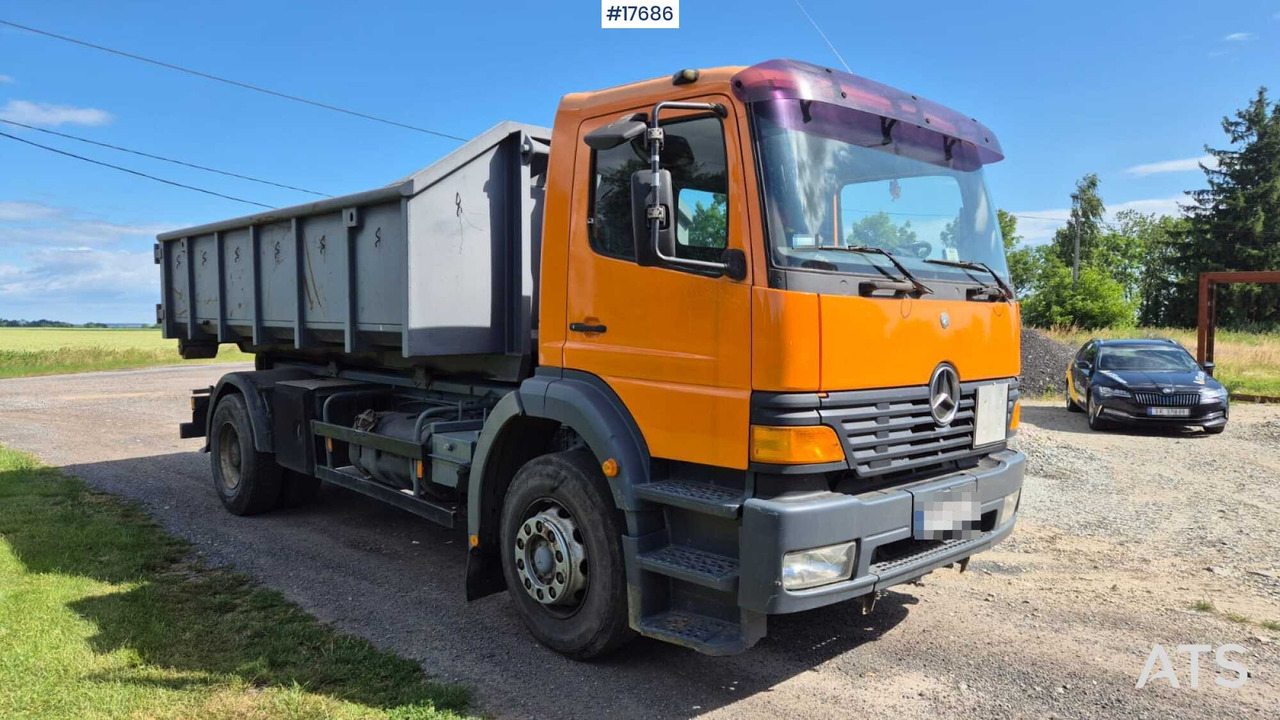 Mercedes-Benz 1828 hooklift (1999) two containers - Haakarmsysteem vrachtwagen: afbeelding 3 Mercedes-Benz 1828 hooklift (1999) two containers - Haakarmsysteem vrachtwagen: afbeelding 3