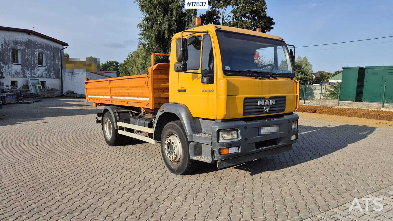 Tipper MAN 18.225 LC (2003) - Kipper vrachtwagen: afbeelding 1 Tipper MAN 18.225 LC (2003) - Kipper vrachtwagen: afbeelding 1