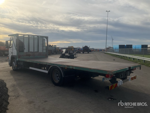 2002 Volvo FM280 4x2 Sleeper Flatbed Truck - Vrachtwagen met open laadbak: afbeelding 4 2002 Volvo FM280 4x2 Sleeper Flatbed Truck - Vrachtwagen met open laadbak: afbeelding 4