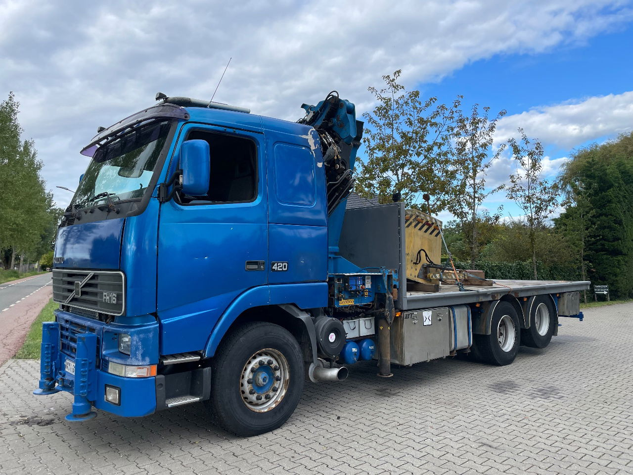 Volvo FH 16 FH16 420 with HMF 2820 crane with jib and front stamps Very Good Condition - Kraanwagen: afbeelding 1 Volvo FH 16 FH16 420 with HMF 2820 crane with jib and front stamps Very Good Condition - Kraanwagen: afbeelding 1