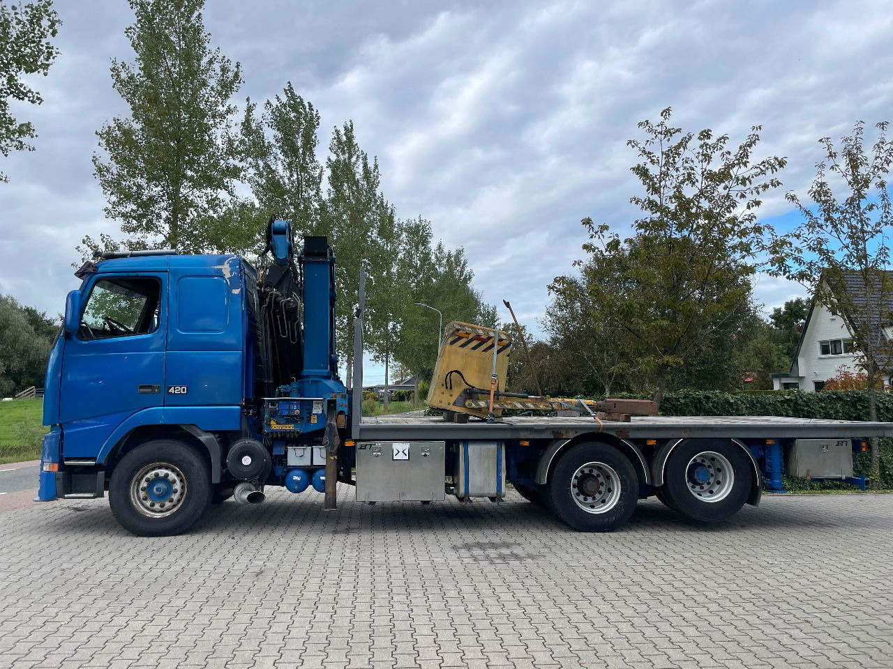 Volvo FH 16 FH16 420 with HMF 2820 crane with jib and front stamps Very Good Condition - Kraanwagen: afbeelding 2 Volvo FH 16 FH16 420 with HMF 2820 crane with jib and front stamps Very Good Condition - Kraanwagen: afbeelding 2