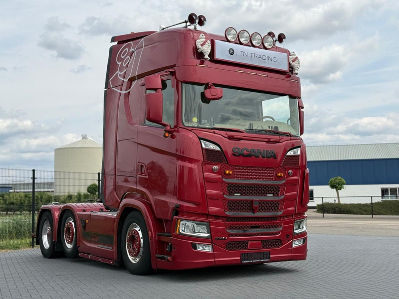 Scania S520 V8 NGS SHOWTRUCK, KLEP IN UITLAAT, 6X2/4, VOLLUCHT, RETARDER. - Trekker: afbeelding 1 Scania S520 V8 NGS SHOWTRUCK, KLEP IN UITLAAT, 6X2/4, VOLLUCHT, RETARDER. - Trekker: afbeelding 1