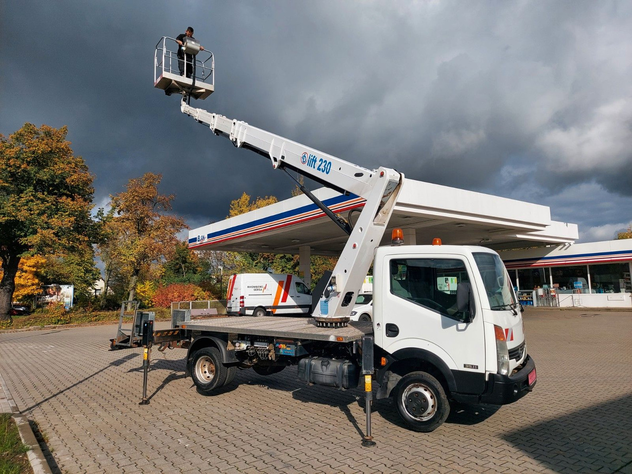 Nissan CABSTAR 35.11 HUBARBEITSBÜHNE LIFT 23 METER NEU - Vrachtwagen hoogwerker: afbeelding 1 Nissan CABSTAR 35.11 HUBARBEITSBÜHNE LIFT 23 METER NEU - Vrachtwagen hoogwerker: afbeelding 1