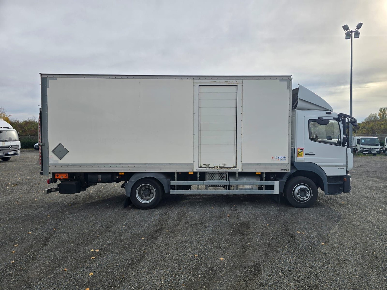 Mercedes-Benz Atego 1218 4x2 Koffer/FULL-ADR/EXIII/LBW/AC/EU6d - Bakwagen: afbeelding 4 Mercedes-Benz Atego 1218 4x2 Koffer/FULL-ADR/EXIII/LBW/AC/EU6d - Bakwagen: afbeelding 4