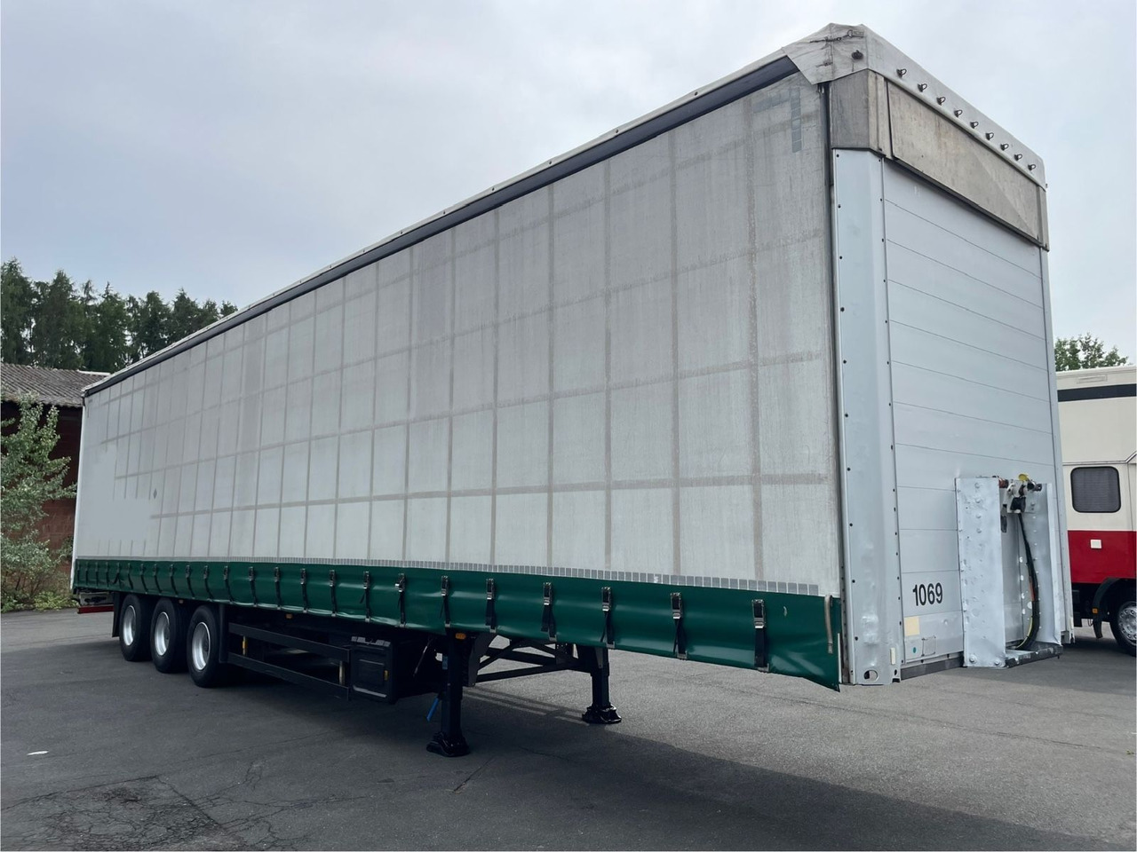 Schmitz Cargobull S01 3-Achs/Pritsche+Plane/13,5m/28050kg-Nutzlast - Schuifzeiloplegger: afbeelding 1 Schmitz Cargobull S01 3-Achs/Pritsche+Plane/13,5m/28050kg-Nutzlast - Schuifzeiloplegger: afbeelding 1