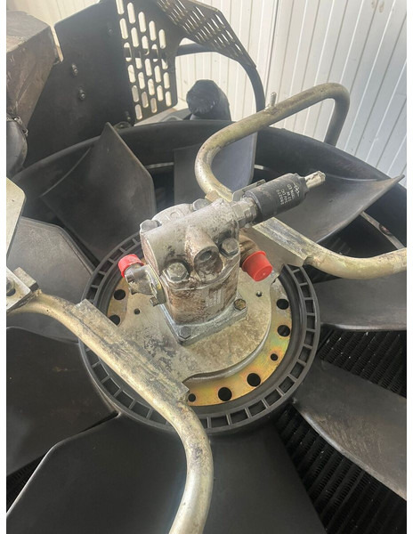 Liebherr A904 Li/A904C Li/R904/R904C - Radiateur: afbeelding 2 Liebherr A904 Li/A904C Li/R904/R904C - Radiateur: afbeelding 2