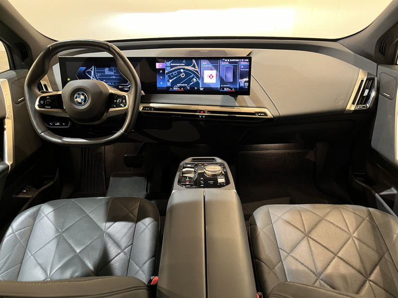 BMW iX xDrive40 High Executive 77 kWh / Luchtvering / Pano / Harman Kardon / Trekhaak / Sportpakket / 27.750 KM !! - SUV: afbeelding 2 BMW iX xDrive40 High Executive 77 kWh / Luchtvering / Pano / Harman Kardon / Trekhaak / Sportpakket / 27.750 KM !! - SUV: afbeelding 2