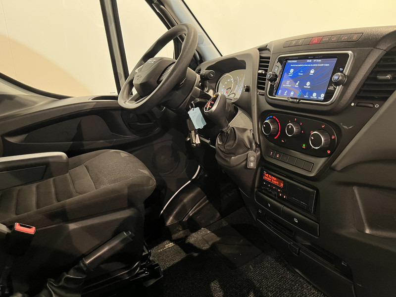 Iveco Daily 35S18 3.0 BE Clixtar Automaat Bakwagen met Laadklep / Laadvermogen 3.060 KG / Euro 6 / Luchtvering / Airco / Camera / CarPlay / Cruise Control / - Bestelwagen gesloten laadbak: afbeelding 5 Iveco Daily 35S18 3.0 BE Clixtar Automaat Bakwagen met Laadklep / Laadvermogen 3.060 KG / Euro 6 / Luchtvering / Airco / Camera / CarPlay / Cruise Control / - Bestelwagen gesloten laadbak: afbeelding 5