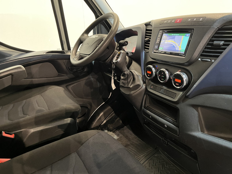 Iveco Daily 35S18D 3.0 375 Automaat Open Laadbak / Hiab Kraan / Euro 6 / Trekhaak 3500 KG / Airco / Camera / Navigatie / 3-Zits / 67.000 KM !! - Bestelwagen met open laadbak: afbeelding 3 Iveco Daily 35S18D 3.0 375 Automaat Open Laadbak / Hiab Kraan / Euro 6 / Trekhaak 3500 KG / Airco / Camera / Navigatie / 3-Zits / 67.000 KM !! - Bestelwagen met open laadbak: afbeelding 3