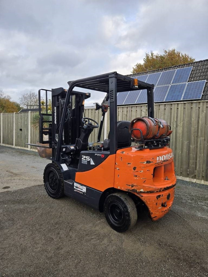 Doosan G 25 E-5 - LPG heftruck: afbeelding 2 Doosan G 25 E-5 - LPG heftruck: afbeelding 2