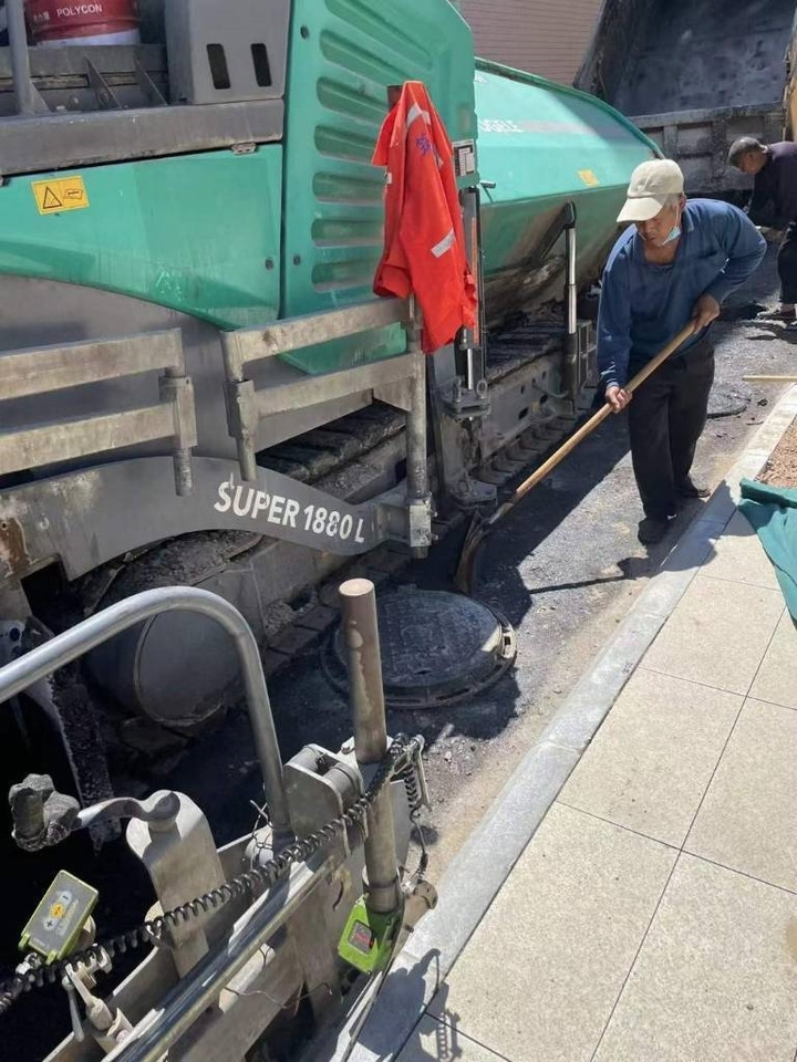 Vögele Super 1880L - Asfaltafwerkmachine: afbeelding 2 Vögele Super 1880L - Asfaltafwerkmachine: afbeelding 2