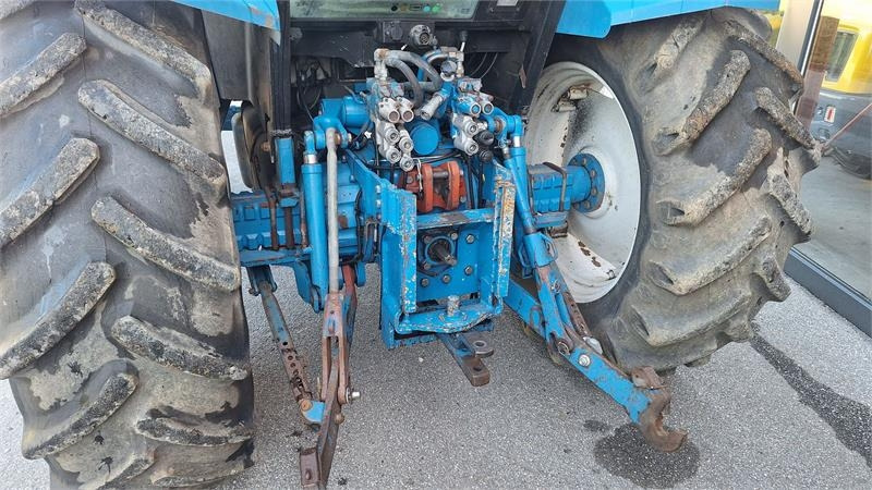Ford 8240 - Tractor: afbeelding 4 Ford 8240 - Tractor: afbeelding 4