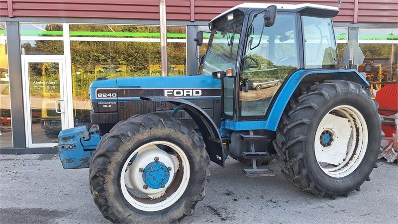 Ford 8240 - Tractor: afbeelding 1 Ford 8240 - Tractor: afbeelding 1