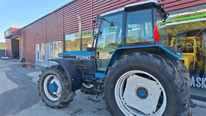 Ford 8240 - Tractor: afbeelding 2 Ford 8240 - Tractor: afbeelding 2