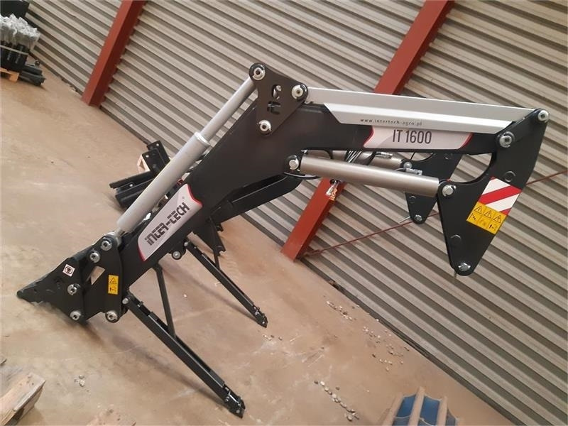 Inter-Tech 1600 - Voorlader voor tractor: afbeelding 1 Inter-Tech 1600 - Voorlader voor tractor: afbeelding 1