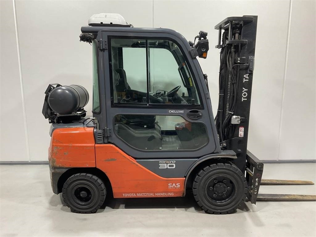 Toyota 02-8FGF30 - LPG heftruck: afbeelding 1 Toyota 02-8FGF30 - LPG heftruck: afbeelding 1
