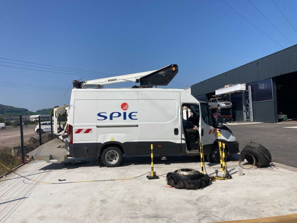 IVECO DAILY FOURGON 50C18 - Vrachtwagen hoogwerker: afbeelding 2 IVECO DAILY FOURGON 50C18 - Vrachtwagen hoogwerker: afbeelding 2