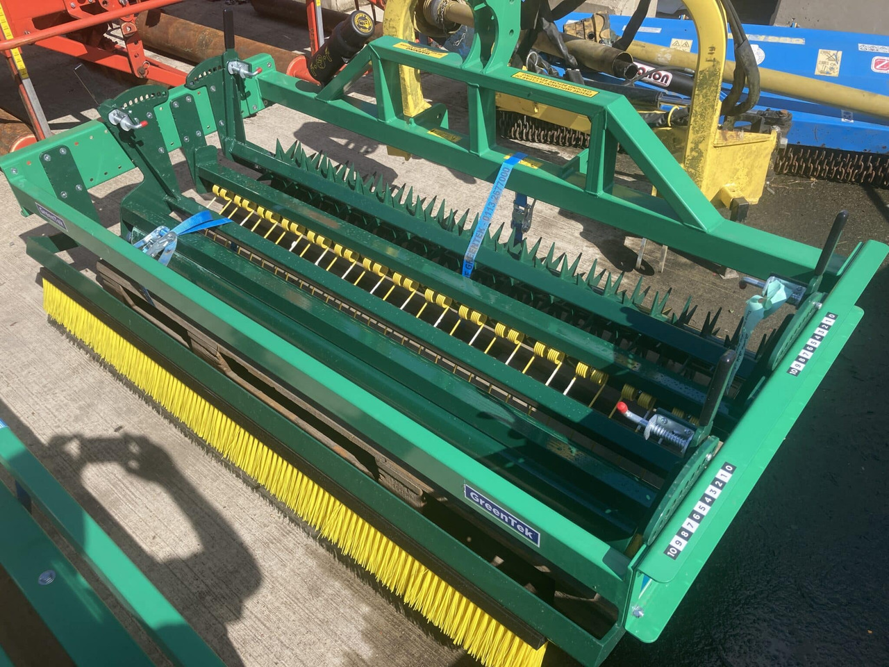 Greentek 1.8m Quattro Quick turf groomer - Veeg voor Landbouwmachine: afbeelding 1 Greentek 1.8m Quattro Quick turf groomer - Veeg voor Landbouwmachine: afbeelding 1