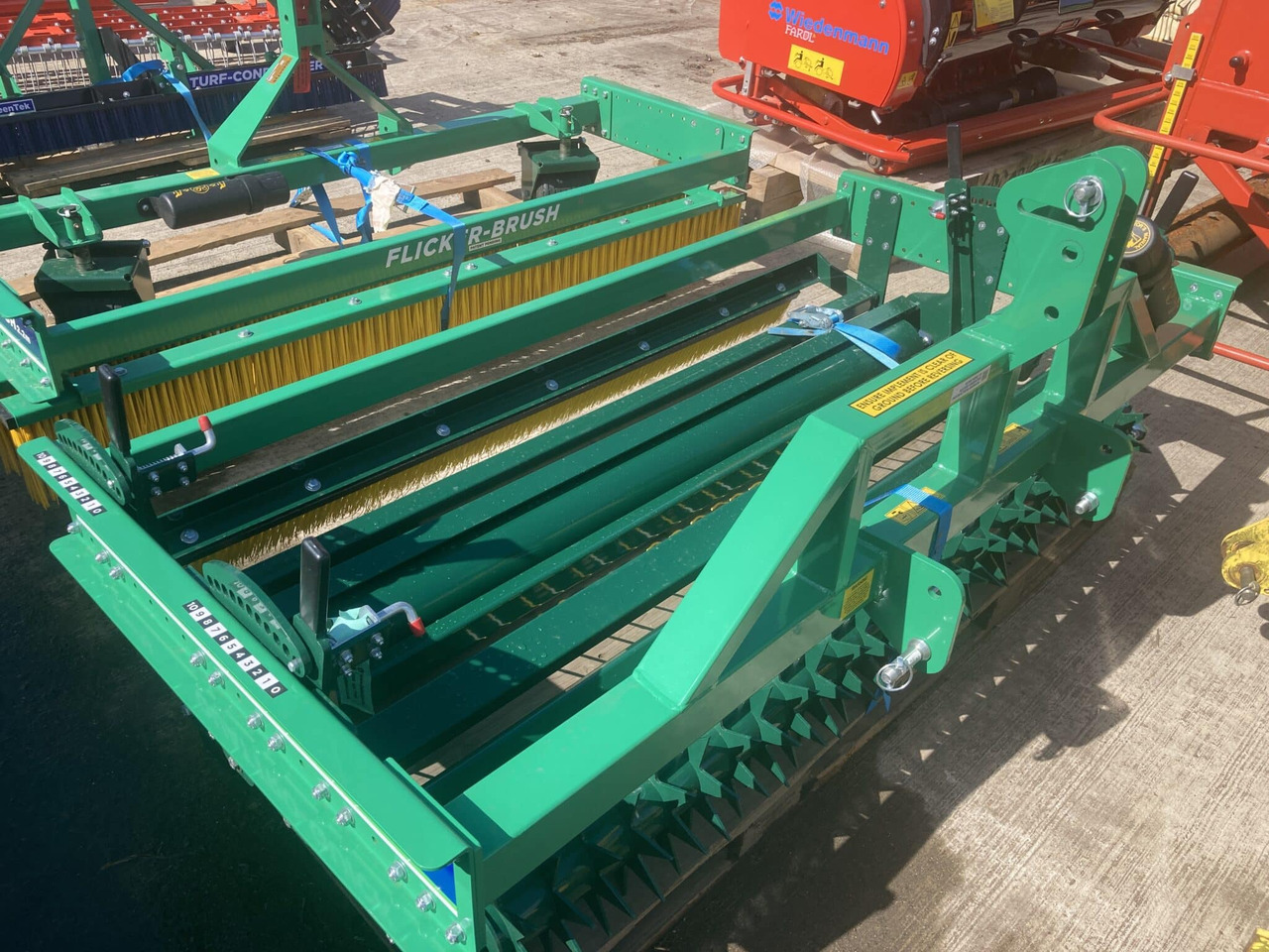 Greentek 1.8m Quattro Quick turf groomer - Veeg voor Landbouwmachine: afbeelding 4 Greentek 1.8m Quattro Quick turf groomer - Veeg voor Landbouwmachine: afbeelding 4