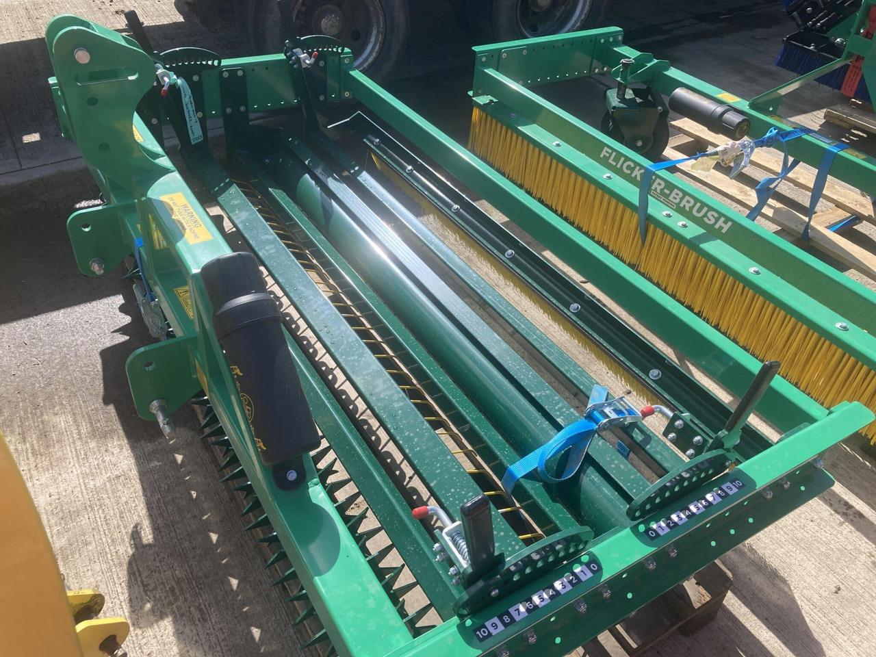 Greentek 1.8m Quattro Quick turf groomer - Veeg voor Landbouwmachine: afbeelding 2 Greentek 1.8m Quattro Quick turf groomer - Veeg voor Landbouwmachine: afbeelding 2