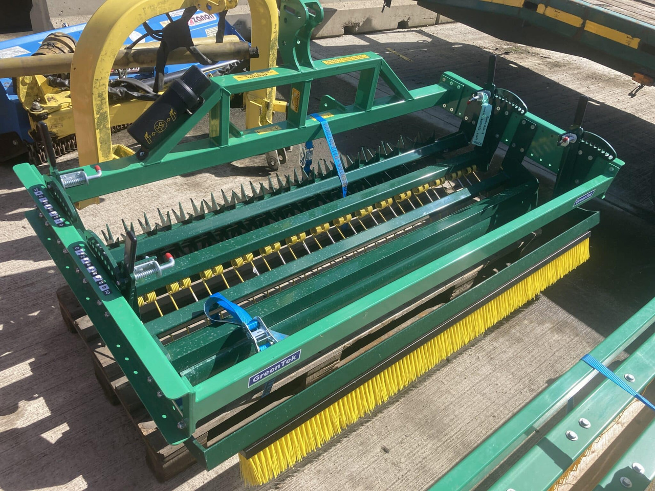 Greentek 1.8m Quattro Quick turf groomer - Veeg voor Landbouwmachine: afbeelding 3 Greentek 1.8m Quattro Quick turf groomer - Veeg voor Landbouwmachine: afbeelding 3