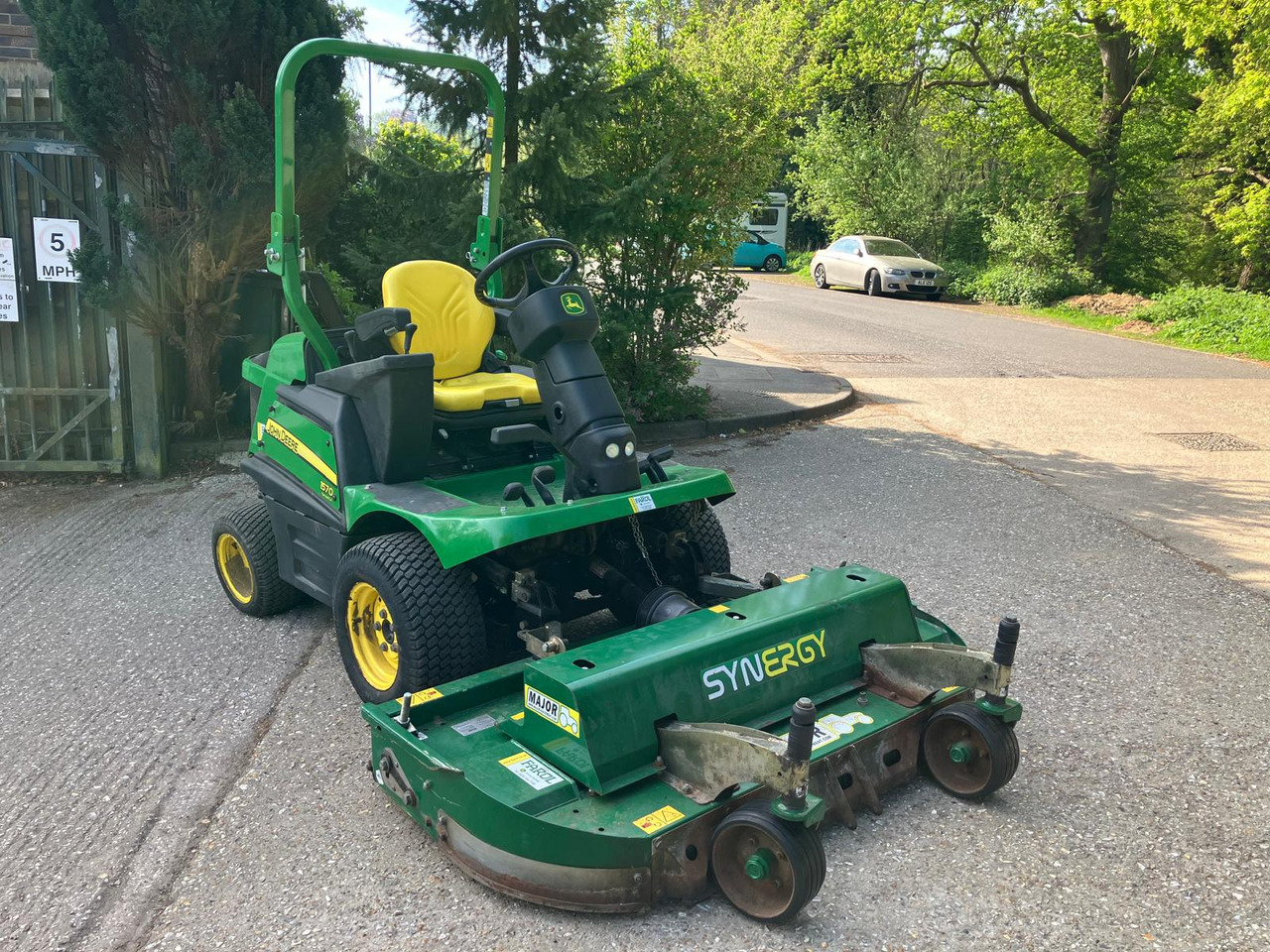 John Deere 1570 Outfront c/w Major Synergy deck - Gazonmaaier: afbeelding 1 John Deere 1570 Outfront c/w Major Synergy deck - Gazonmaaier: afbeelding 1