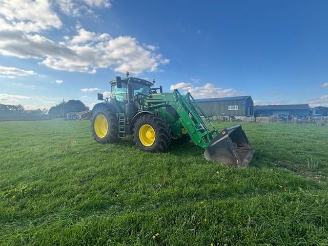 John Deere 6R 250 + 683R - Tractor: afbeelding 1 John Deere 6R 250 + 683R - Tractor: afbeelding 1