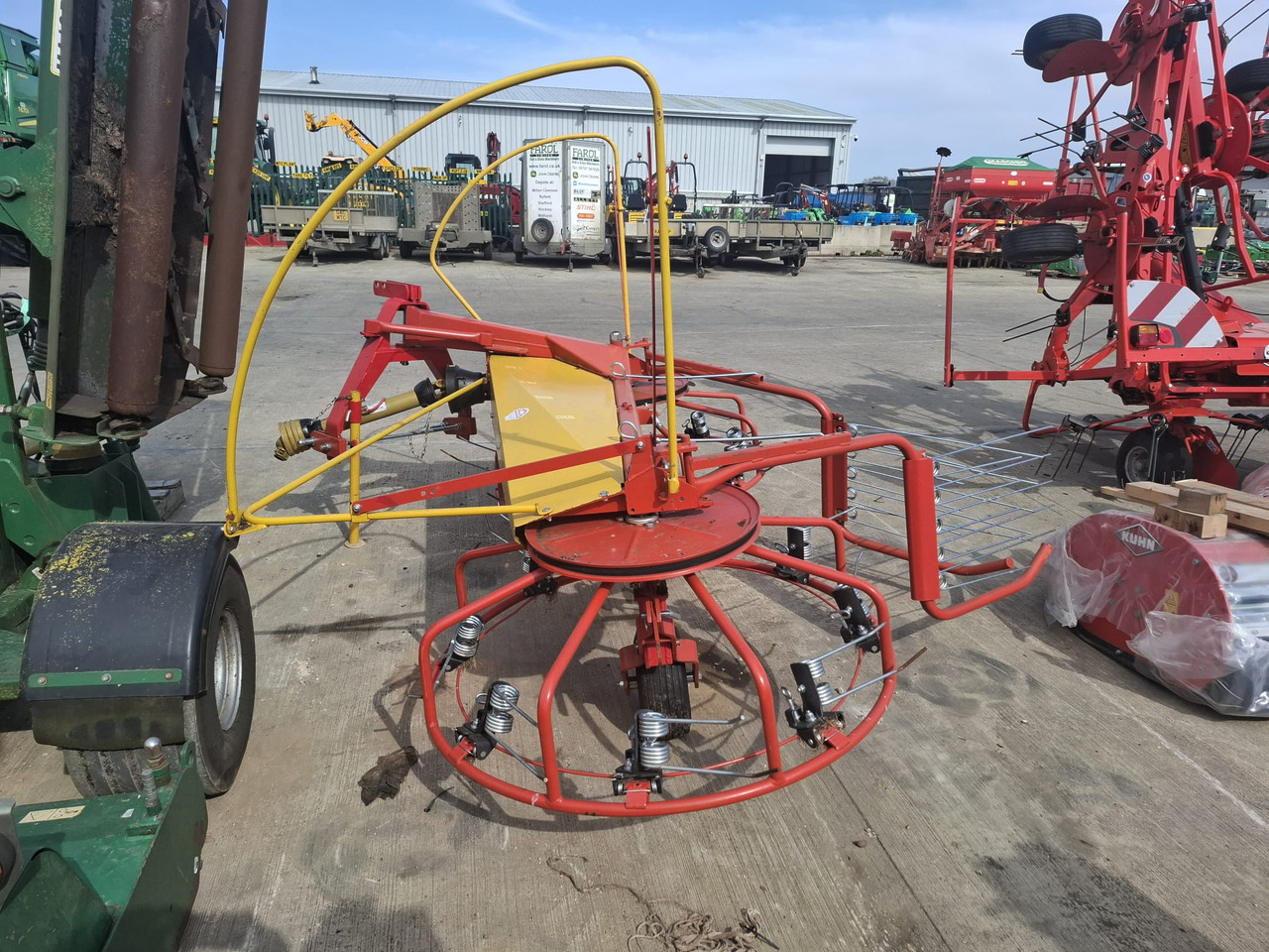 Pomarol Z518 twin rotor tedder - Hooi-/ Voedermachine: afbeelding 3 Pomarol Z518 twin rotor tedder - Hooi-/ Voedermachine: afbeelding 3
