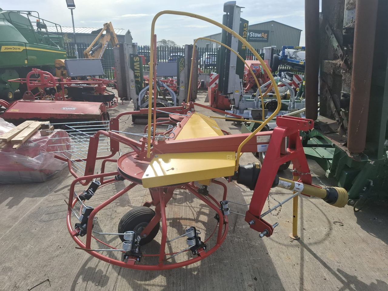 Pomarol Z518 twin rotor tedder - Hooi-/ Voedermachine: afbeelding 2 Pomarol Z518 twin rotor tedder - Hooi-/ Voedermachine: afbeelding 2