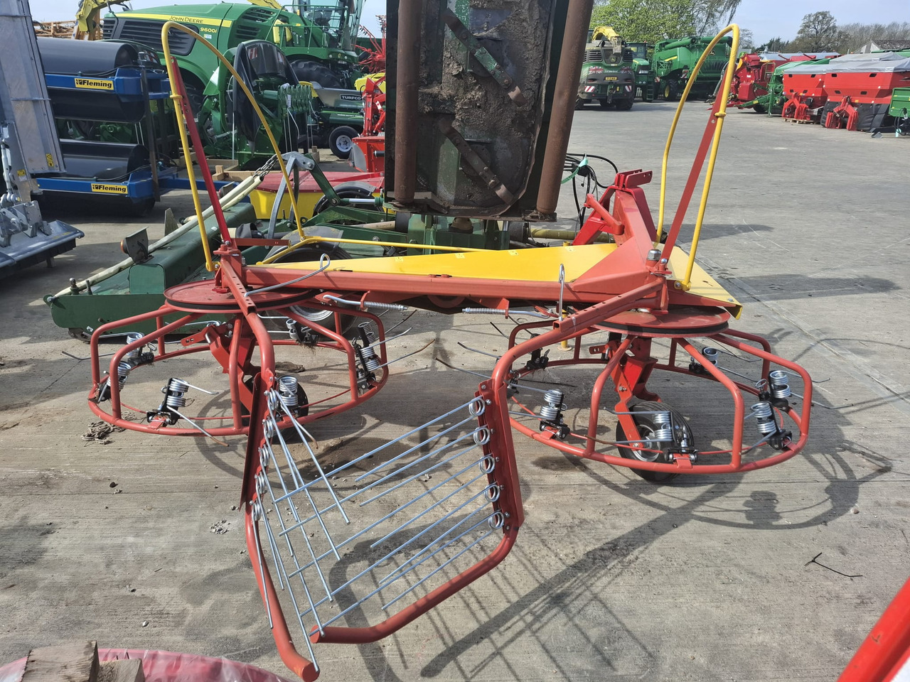 Pomarol Z518 twin rotor tedder - Hooi-/ Voedermachine: afbeelding 4 Pomarol Z518 twin rotor tedder - Hooi-/ Voedermachine: afbeelding 4