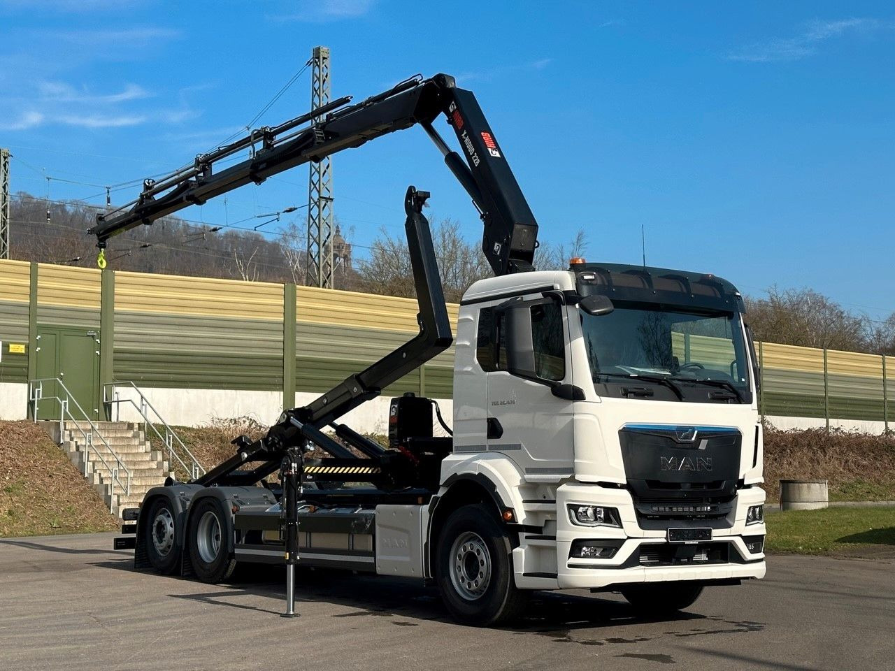 MAN TGS 26.470 6x2 Abrollkipper + Kran Hiab 228-4 - Haakarmsysteem vrachtwagen, Kraanwagen: afbeelding 1 MAN TGS 26.470 6x2 Abrollkipper + Kran Hiab 228-4 - Haakarmsysteem vrachtwagen, Kraanwagen: afbeelding 1