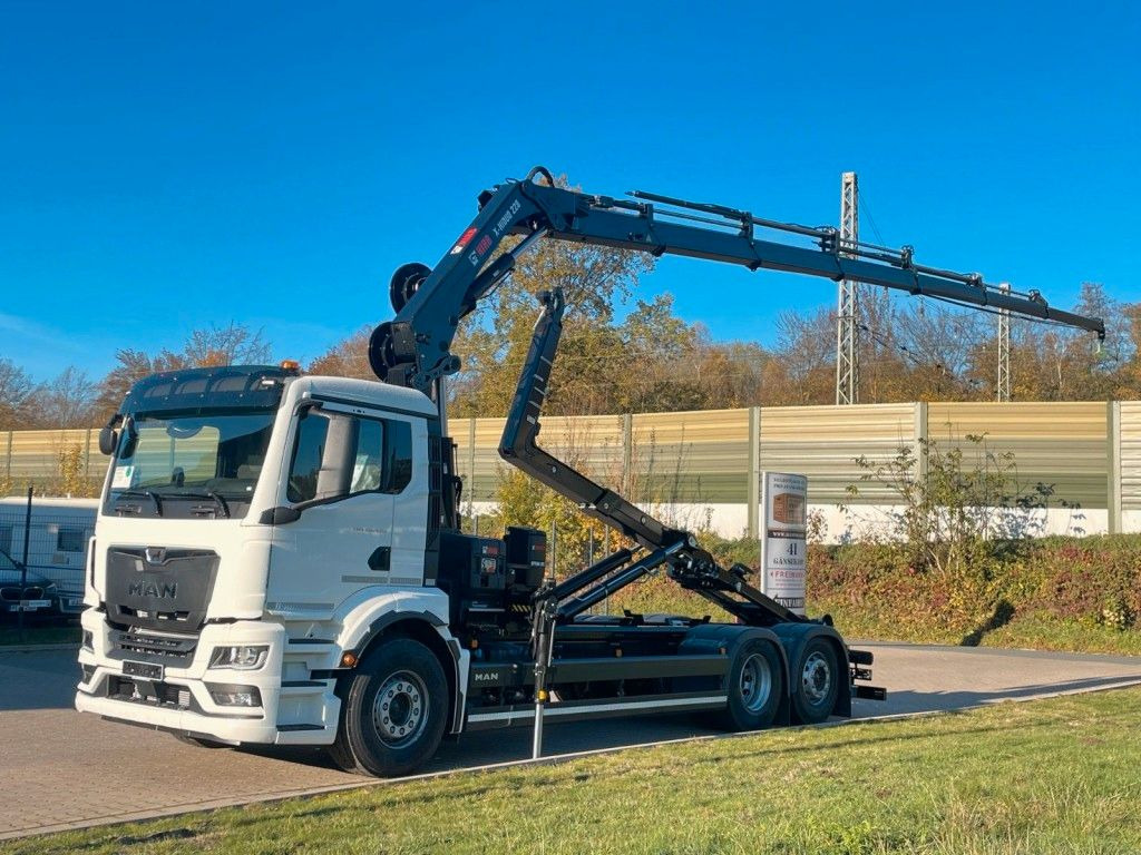 MAN TGS 26.470 6x2 Abrollkipper + Kran Hiab 228-6 - Haakarmsysteem vrachtwagen, Kraanwagen: afbeelding 1 MAN TGS 26.470 6x2 Abrollkipper + Kran Hiab 228-6 - Haakarmsysteem vrachtwagen, Kraanwagen: afbeelding 1
