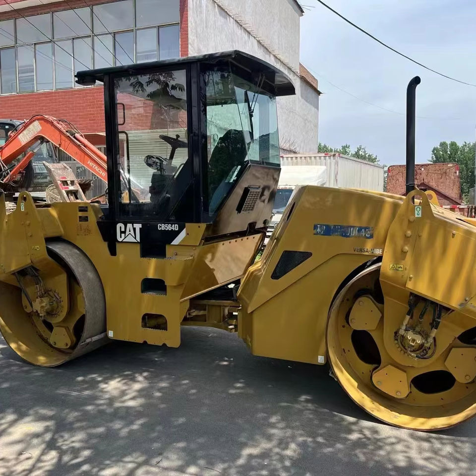 Caterpillar CB564D Double Drum Road Roller 7 Ton Weight With Core Components Engine and Bearing Essential Road Machinery - Asfaltwals: afbeelding 1 Caterpillar CB564D Double Drum Road Roller 7 Ton Weight With Core Components Engine and Bearing Essential Road Machinery - Asfaltwals: afbeelding 1