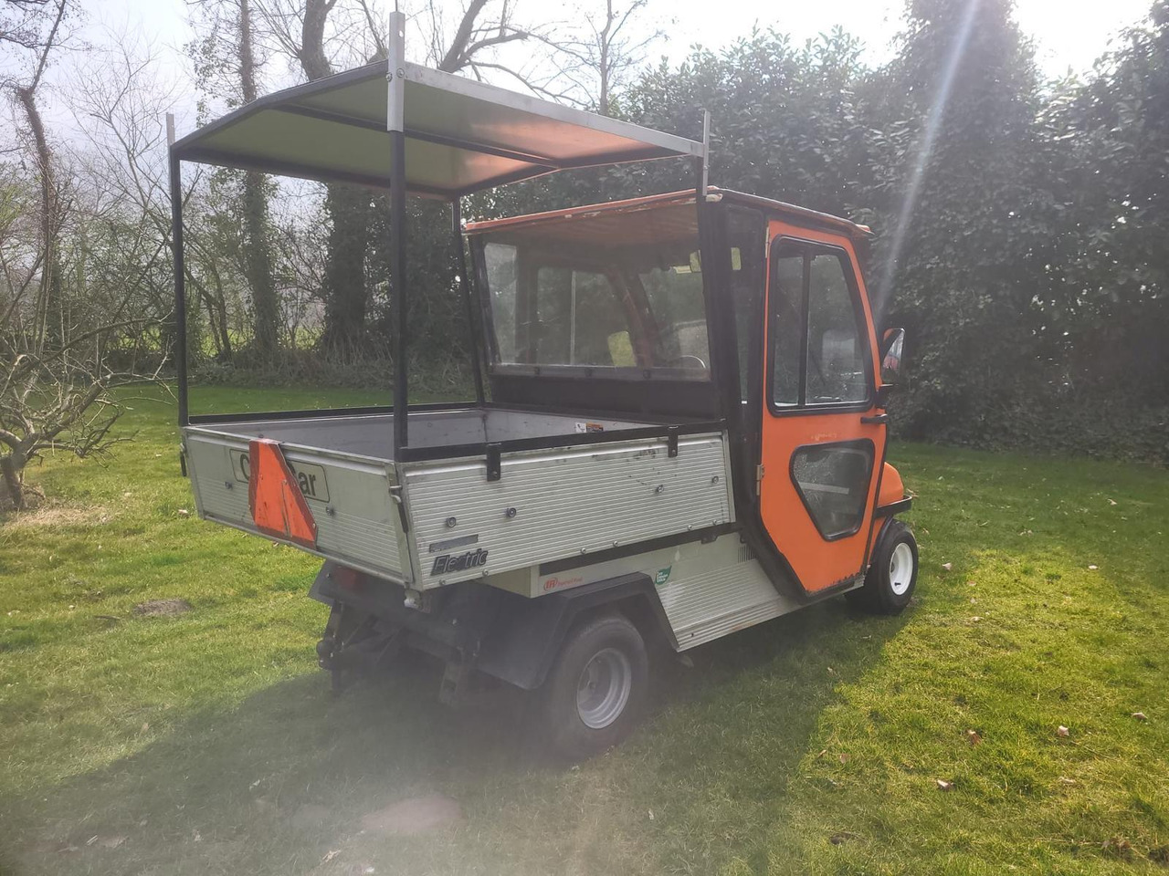 Club Car Carryall Turf 2 – Bouwjaar 2009 – Elektrisch – Met dichte cabine en elektrische kiepbak – Marge-kavel - Handicart: afbeelding 3 Club Car Carryall Turf 2 – Bouwjaar 2009 – Elektrisch – Met dichte cabine en elektrische kiepbak – Marge-kavel - Handicart: afbeelding 3