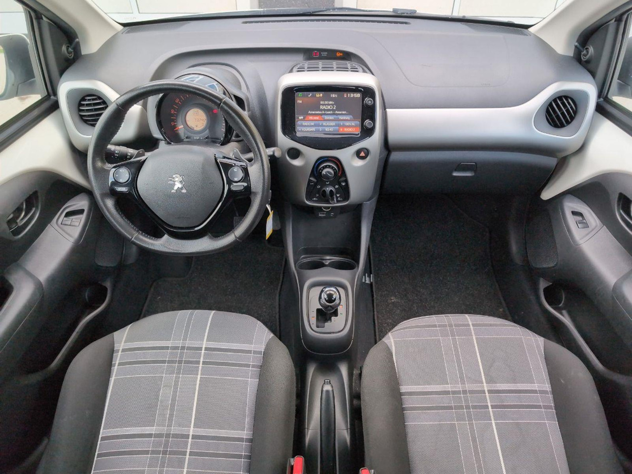 Peugeot 108 1.0 e - VTi Active | 2018 | 73.241 km | Automaat | SG254D | NAP: Logisch - Hatchback: afbeelding 5 Peugeot 108 1.0 e - VTi Active | 2018 | 73.241 km | Automaat | SG254D | NAP: Logisch - Hatchback: afbeelding 5