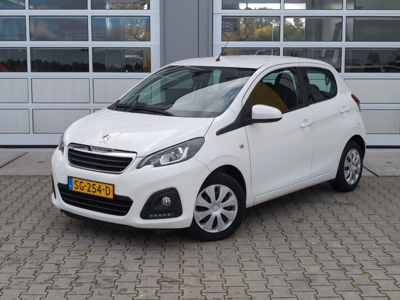 Peugeot 108 1.0 e - VTi Active | 2018 | 73.241 km | Automaat | SG254D | NAP: Logisch - Hatchback: afbeelding 1 Peugeot 108 1.0 e - VTi Active | 2018 | 73.241 km | Automaat | SG254D | NAP: Logisch - Hatchback: afbeelding 1