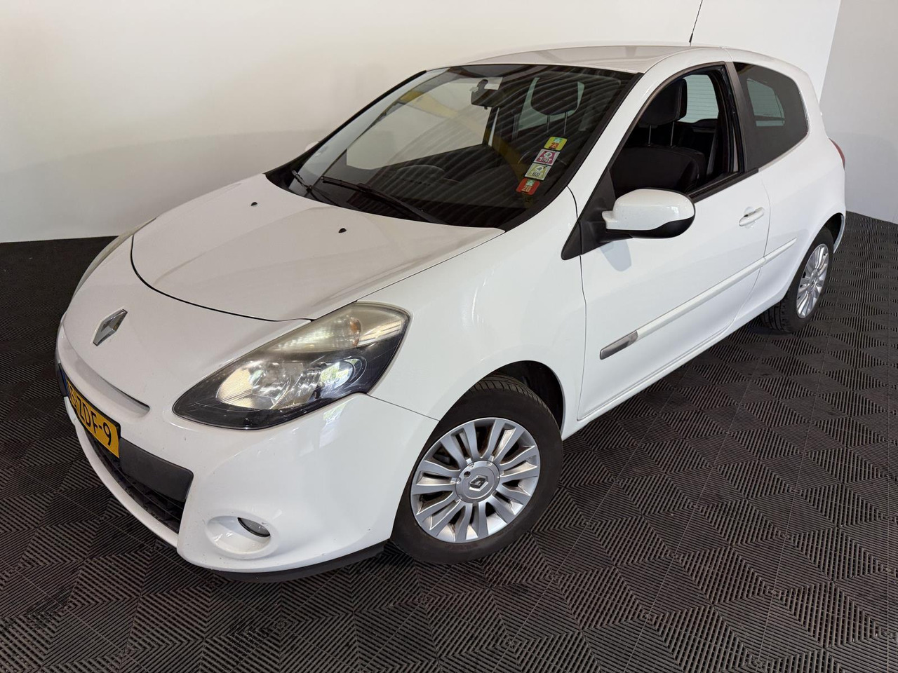 Renault Clio 1.2 TCe Collection | 2012 | 179.266 km | 15-ZDF-9 - Hatchback: afbeelding 1 Renault Clio 1.2 TCe Collection | 2012 | 179.266 km | 15-ZDF-9 - Hatchback: afbeelding 1