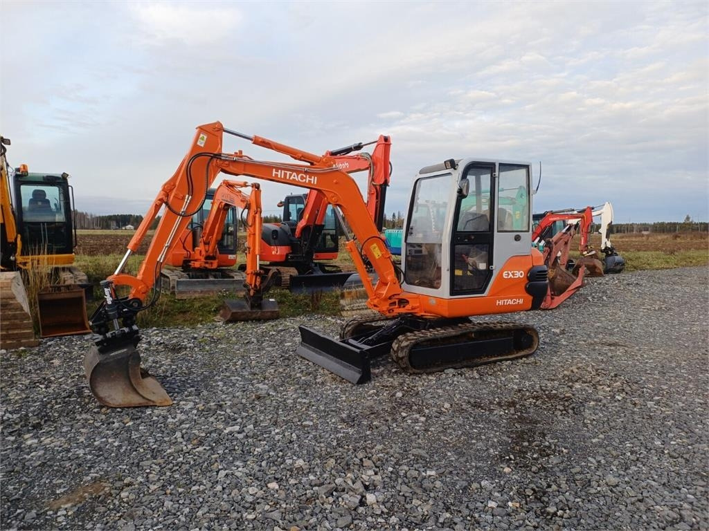 Hitachi EX30 Kallistuvalla liittimellä - Minigraafmachine: afbeelding 1 Hitachi EX30 Kallistuvalla liittimellä - Minigraafmachine: afbeelding 1
