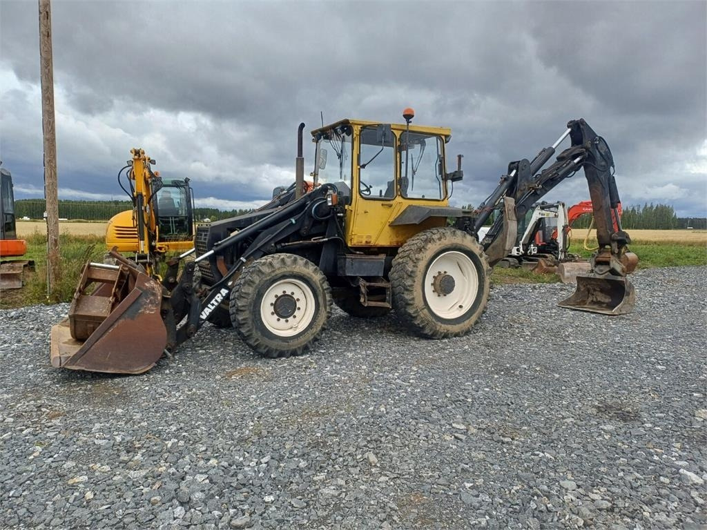 Valmet Valtra 8000 kallistuva luiskakauha - Graaflaadmachine: afbeelding 1 Valmet Valtra 8000 kallistuva luiskakauha - Graaflaadmachine: afbeelding 1