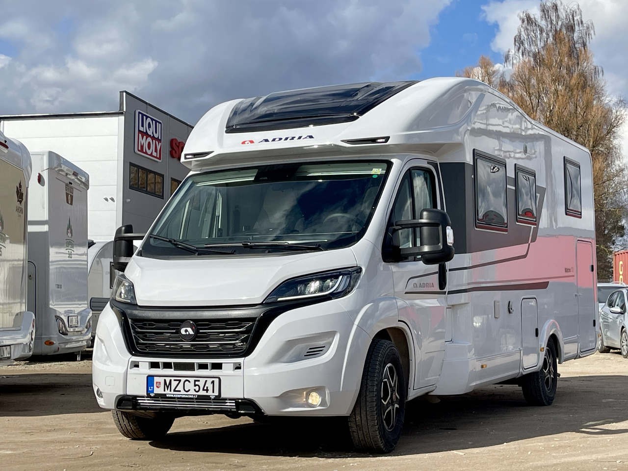 Adria Matrix Plus 670DC - Half integraal camper: afbeelding 1 Adria Matrix Plus 670DC - Half integraal camper: afbeelding 1