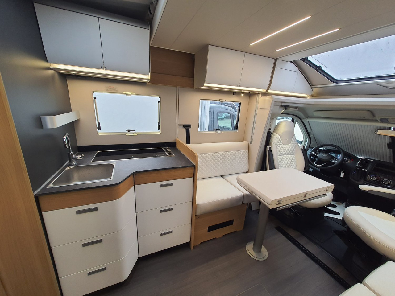 Adria Matrix Plus 670DC - Half integraal camper: afbeelding 5 Adria Matrix Plus 670DC - Half integraal camper: afbeelding 5