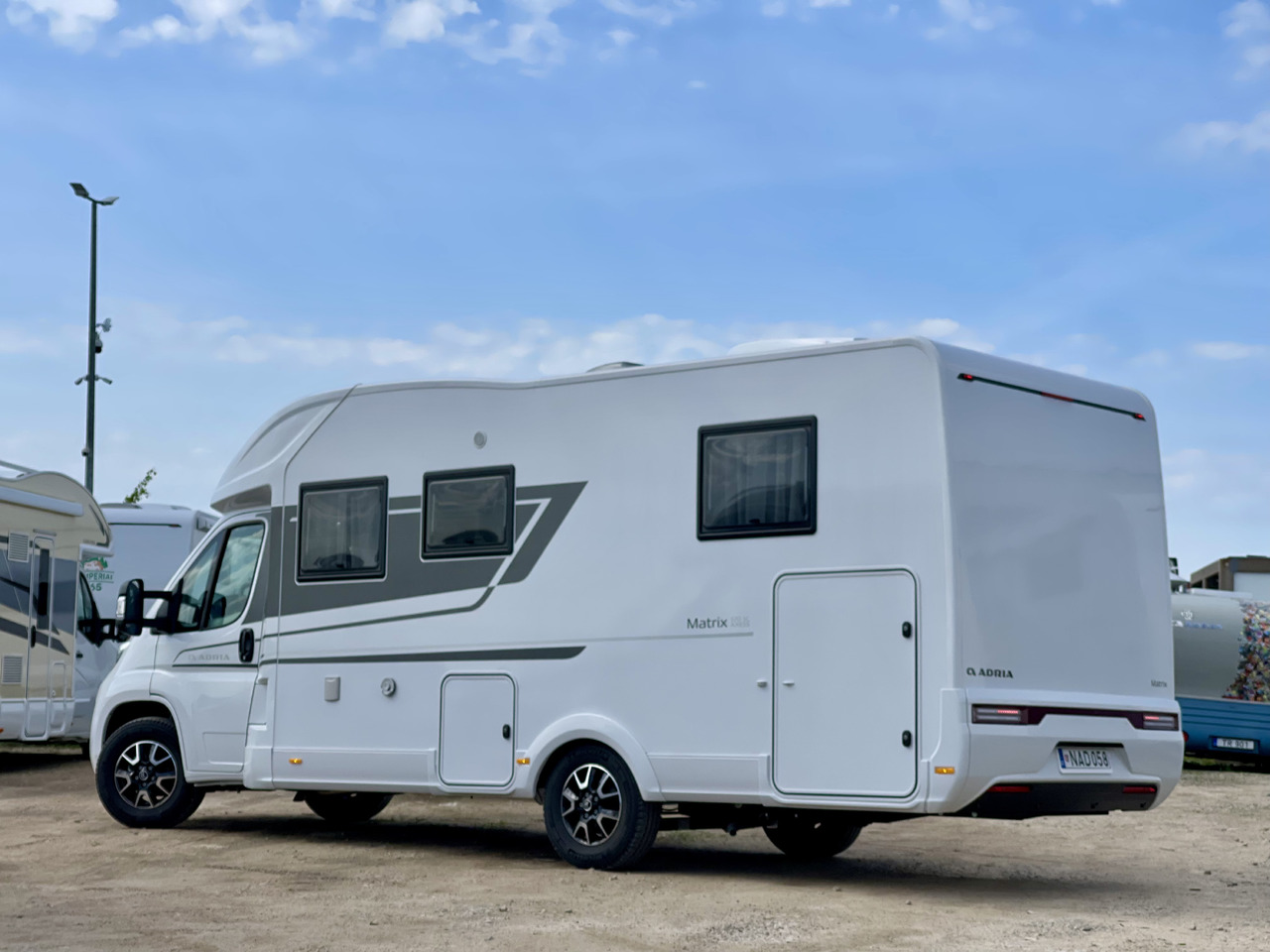Adria Matrix Plus 670DC - Half integraal camper: afbeelding 2 Adria Matrix Plus 670DC - Half integraal camper: afbeelding 2