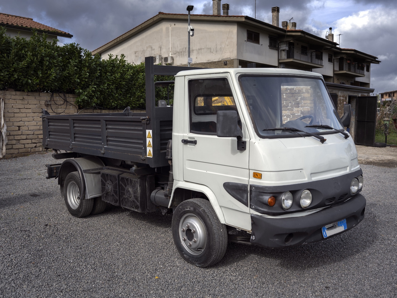 PIAGGIO THREE-SIDE TIPPER - Kipper vrachtwagen: afbeelding 1 PIAGGIO THREE-SIDE TIPPER - Kipper vrachtwagen: afbeelding 1