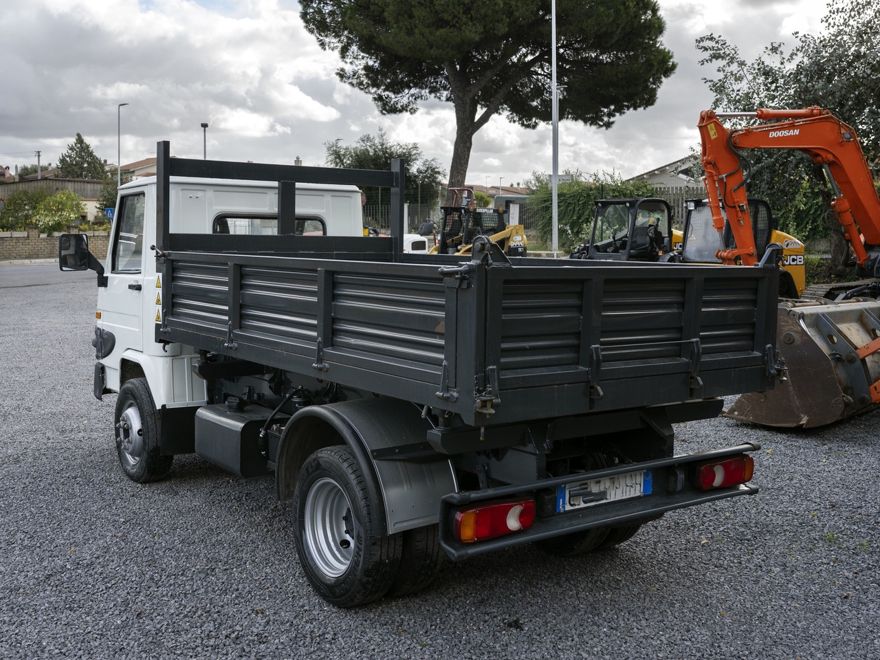 PIAGGIO THREE-SIDE TIPPER - Kipper vrachtwagen: afbeelding 3 PIAGGIO THREE-SIDE TIPPER - Kipper vrachtwagen: afbeelding 3